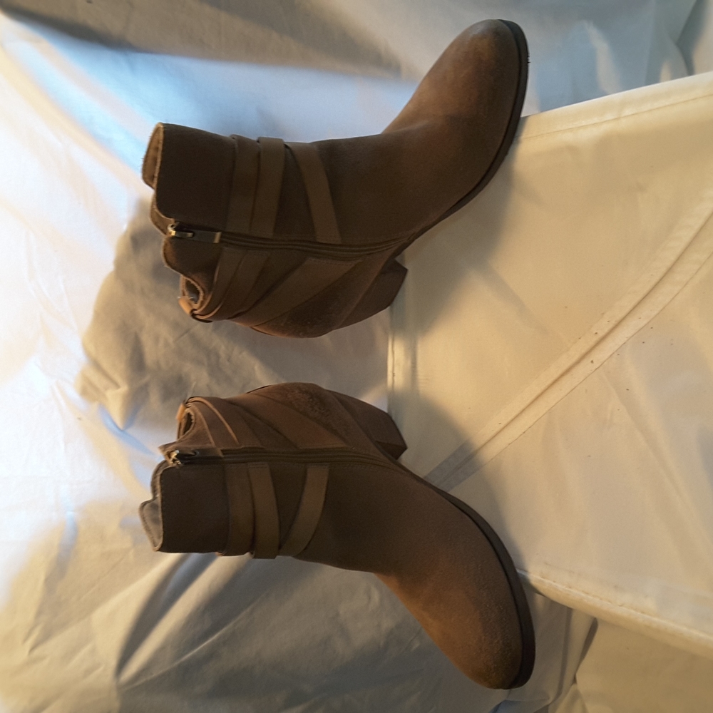 Antelope Suede and leather ankle boots